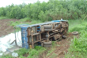 Xe tải mất lái lao xuống ruộng