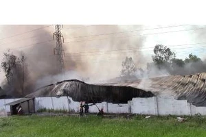 Xưởng phế liệu bị thiêu rụi hoàn toàn