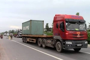 Xe máy va chạm container, 2 người thương vong