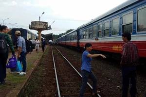 Cháy đầu máy tàu hỏa, đường sắt Bắc-Nam tê liệt nhiều giờ
