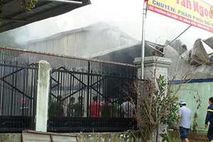 Lửa thiêu rụi cơ sở đồ gia dụng thiệt hại gần 1 tỉ đồng