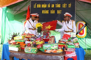 Đón liệt sĩ về nghĩa trang quê nhà sau 46 năm hy sinh