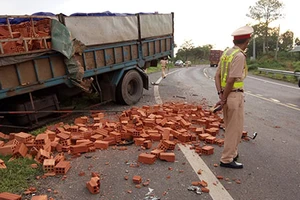 Xe chở gạch tông ô tô khiến tài xế chết thảm trong cabin 