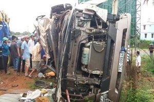 Tài xế ngủ gật, xe bồn tông cột điện nát bét đầu