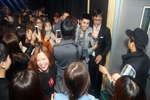 Fan xếp hàng từ sớm để gặp Noo Phước Thịnh ở Hàn Quốc