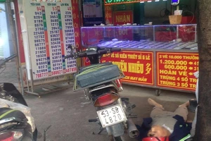 Đang dò vé số bỗng dưng té ngã rồi tử vong