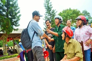 Hình ảnh MC Phan Anh cứu trợ bà con miền Trung