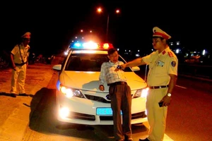 Điều khiển xe vi phạm, tài xế bất hợp tác 'mắng' CSGT