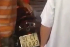 Người dân bắt 1 phụ nữ lẻn vào phòng ngủ trộm vàng