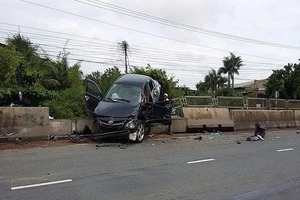 Xe tải 'đẩy' xe 4 chỗ bay lên dải phân cách