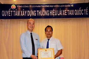 Khen thưởng tài xế trả lại 900 triệu đồng cho khách