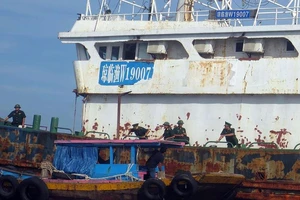 Làm rõ con tàu Trung Quốc bí ẩn trôi trên biển