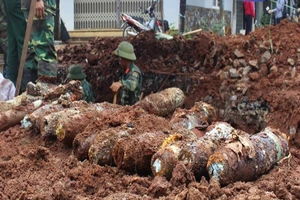 Đào đường, phát hiện gần 80 quả mìn chống tăng, đầu đạn