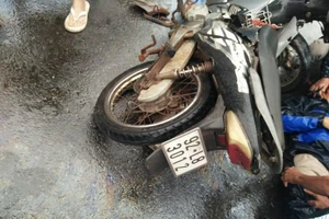 Tông hông ô tô, xe máy gãy đôi giữa ngã tư