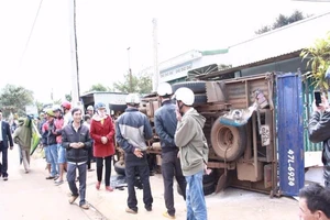 Xe khách tông lật xe tải, 2 người bị thương nặng