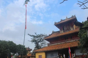 Dựng cây nêu đón tết tại hoàng cung Huế