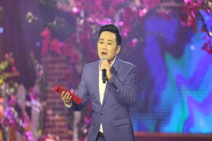 Nghe Duy Khánh hát 'Cô hàng xóm'