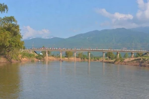 Phát hiện thi thể nghi là người vợ trẻ nhảy cầu