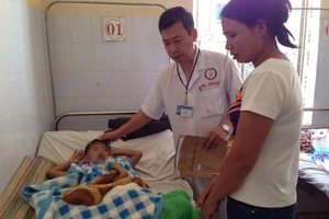 Rơi hầm cầu của trường mầm non, bé 5 tuổi nứt sọ