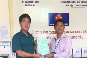 Phường gửi thiệp chúc mừng đám cưới, khai sinh công dân