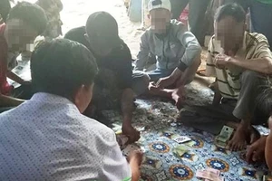 Say sưa đánh bạc rồi phát trực tiếp lên Facebook