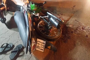 Mô tô Kawasaki tông người chạy Exciter gãy lìa chân