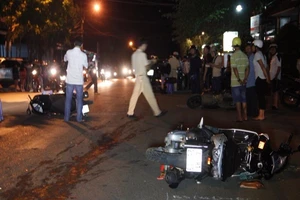 Ô tô tông 3 xe máy, bà bầu và 7 người trọng thương