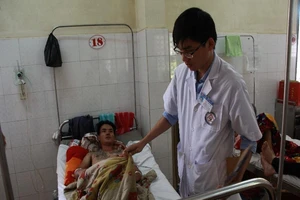 2 tài xế ngồi chung bàn, 1 người bị đâm thấu phổi