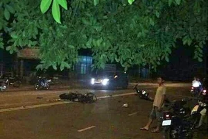 Tông xe máy ngã ra đường, 2 người bị xe tải cán tử vong