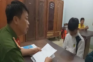 3 học sinh rủ nhau ném đá xe khách... cho vui