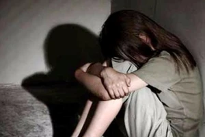 Bé gái tâm thần bị gã hàng xóm hiếp dâm