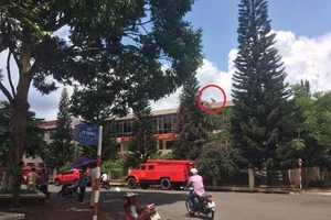 Nghi ngáo đá, nhảy xuống từ nóc trụ sở công an 