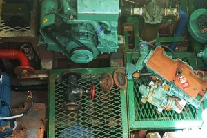 Máy 8 tàu vỏ thép hư hỏng là hàng trôi nổi, cải hoán