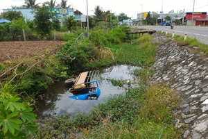 Xe lam phi thẳng xuống mương nước