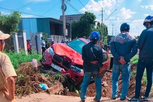 Ô tô kéo lê xe máy, người đàn ông chết thảm