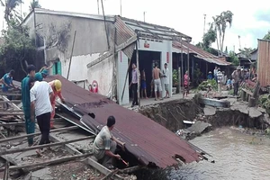 Di dời khẩn 11 căn nhà sau cơn mưa lớn