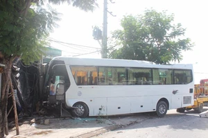 Xe khách 45 chỗ húc dải phân cách, lao vào nhà dân