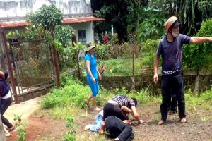 Nhóm người đuổi theo ô tô đánh ghen như phim