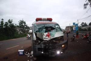 Xe máy cuộn cục sau cú tông trực diện vào ô tô cấp cứu