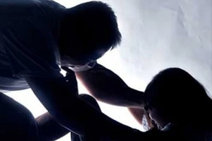 Bé gái 9 tuổi bị kẻ cướp hiếp dâm khi ở nhà một mình