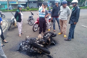 Xe máy cháy rụi không có người nhận