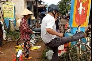 Khiển trách trưởng công an xã đá bay thau cá của dân