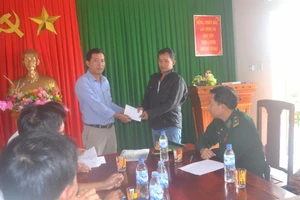 Bàn giao tàu cá cùng 11 ngư dân bị nạn trên biển