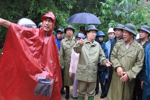 Phó Thủ tướng thị sát lũ, sạt lở ở Quảng Nam