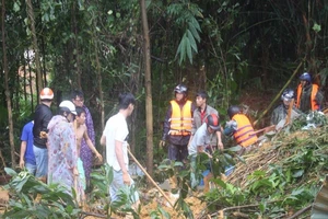 Hàng trăm người đào bới tìm 3 nạn nhân bị núi vùi