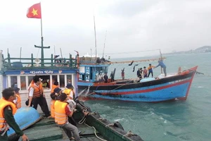 Tàu cảnh sát biển cứu nhiều ngư dân trong bão số 12