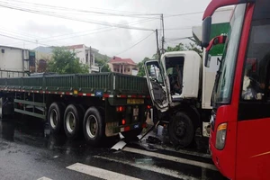 2 xe tải va chạm, tài xế gãy chân kẹt trong cabin