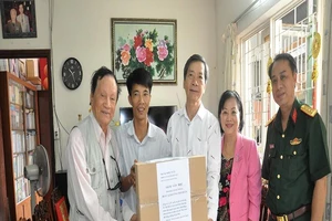 Tặng hơn 1.000 sách văn học cho bộ đội hải quân