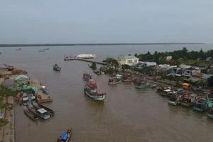 Phó Thủ tướng Trịnh Đình Dũng thị sát ứng phó bão 