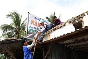 Hình ảnh người dân Cà Mau chống bão số 16